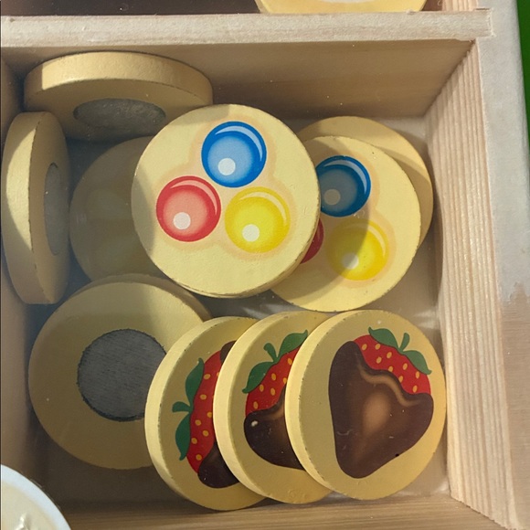 Melissa & Doug - WOODEN BIRTHDAY CAKE - Picture 3 of 6